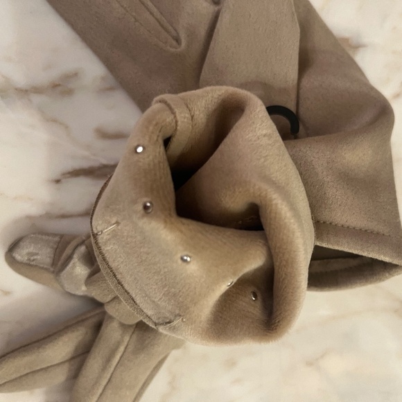 UGG Winter Cream and Beige Sweater Weather pom pom hat infinity scarf Set. NWT - Picture 6 of 7